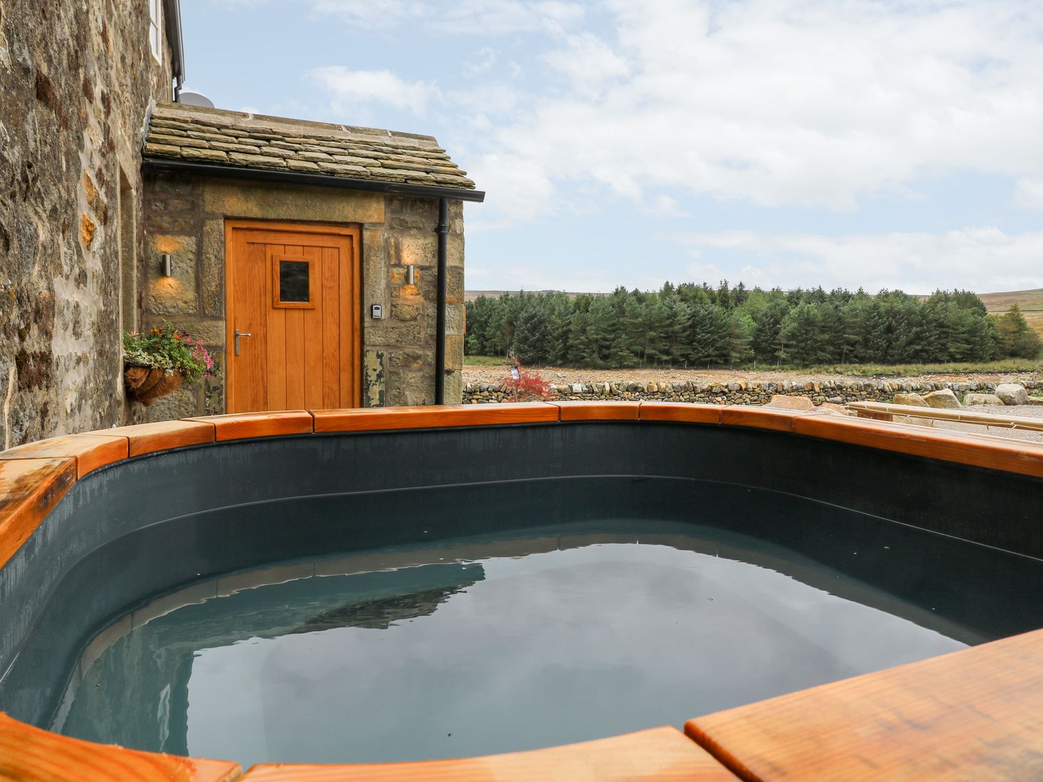 Hot tub Hot tub at Skyfell ( Ref 1045627 ) Grimwith Reservoir Cottages near Grassington North Yorkshire