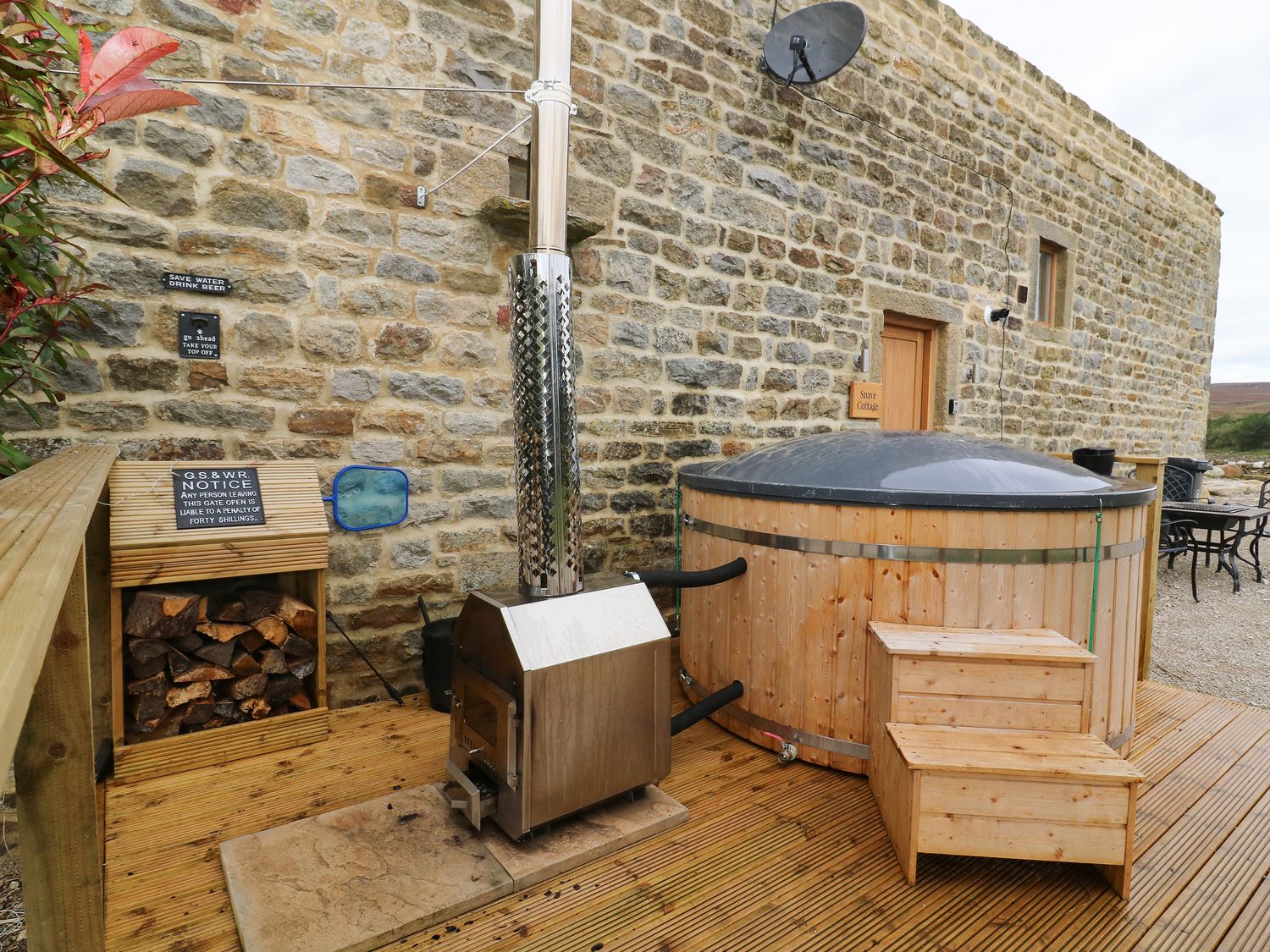 Snave Cottage hot tub ( Ref 1045628 ) Grimwith Reservoir Cottages near Grassington North Yorkshire