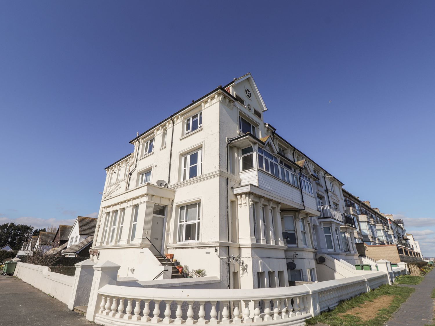 Littlestone Beach Apartment, GreatstoneOnSea Holiday Cottage Bird