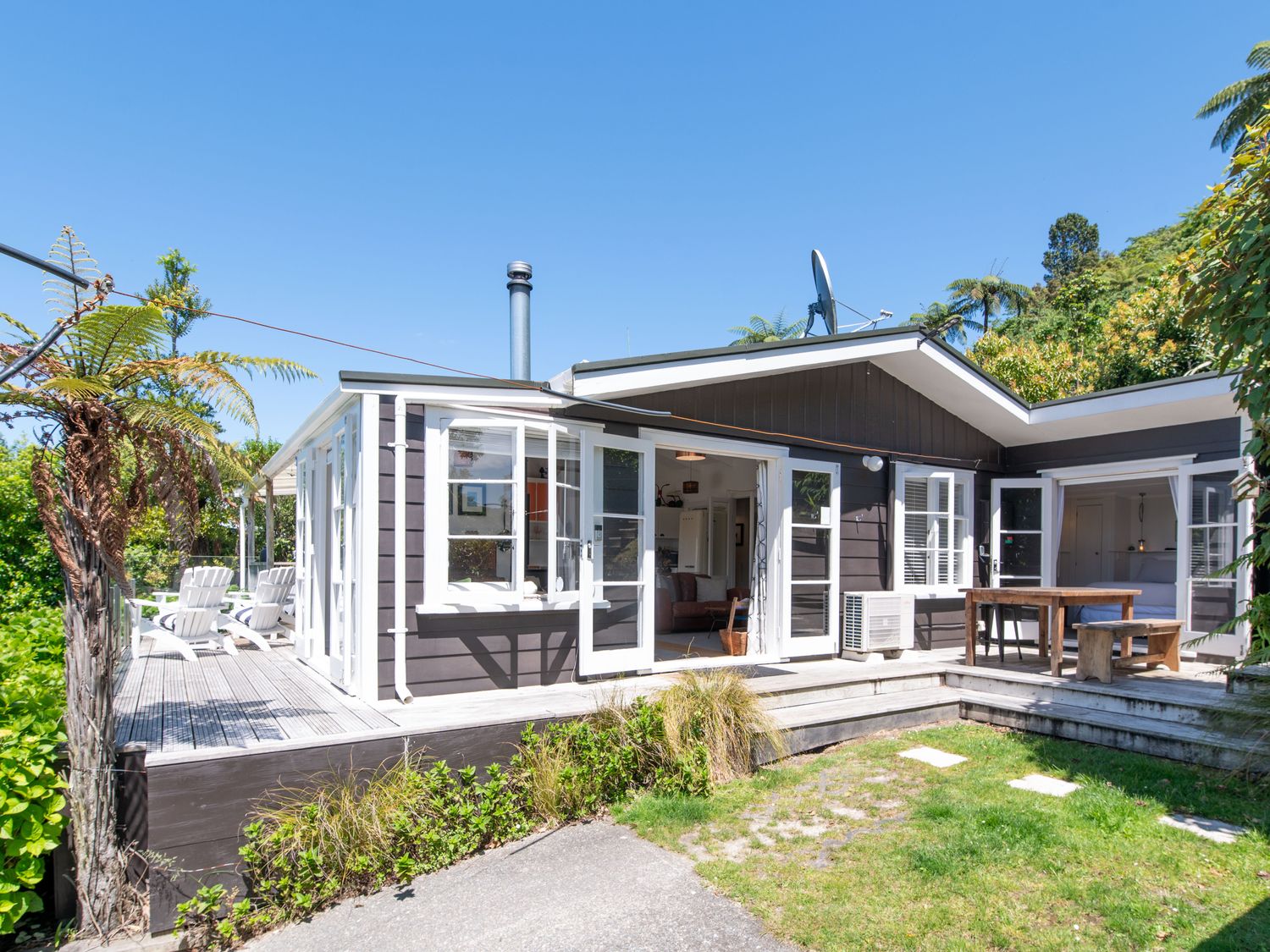Kiwiana Bach - Lake Tarawera Holiday Home                     photo 2