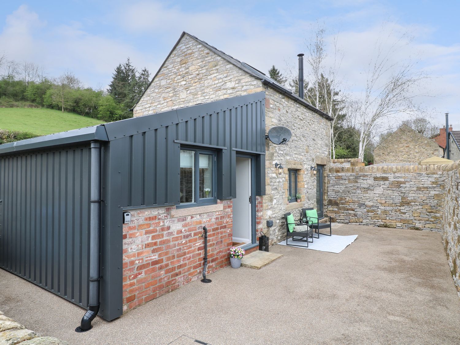 The Bottling Shed, Matlock, Derbyshire. Smart TV. Romantic. Hot tub. By Peak District national park.