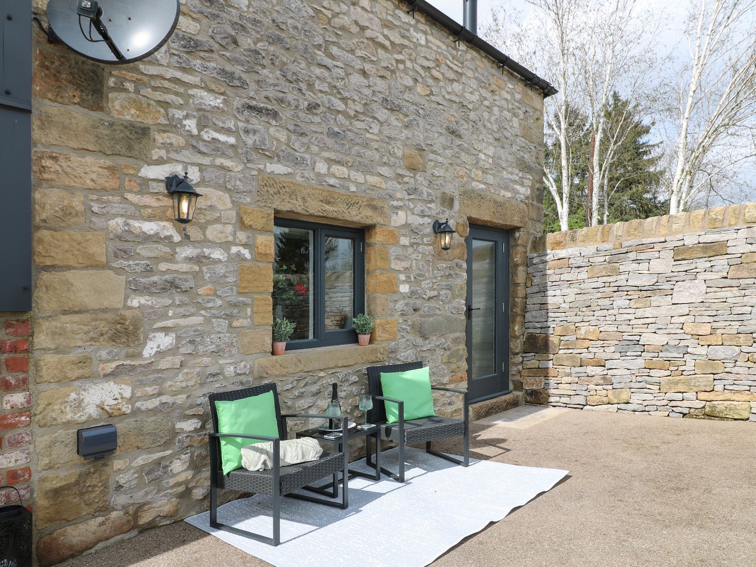 The Bottling Shed, Matlock, Derbyshire. Smart TV. Romantic. Hot tub. By Peak District national park.