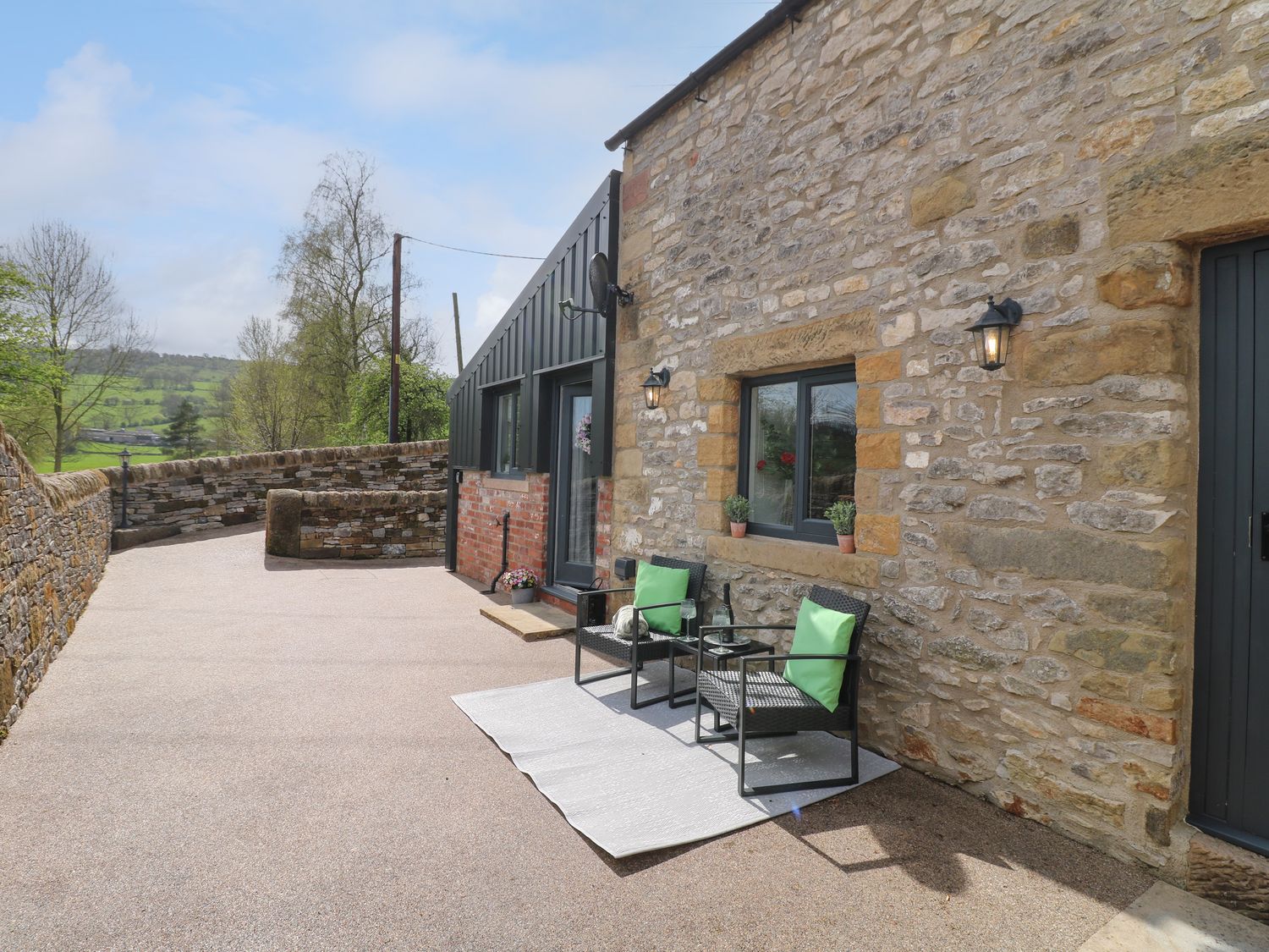 The Bottling Shed, Matlock, Derbyshire. Smart TV. Romantic. Hot tub. By Peak District national park.