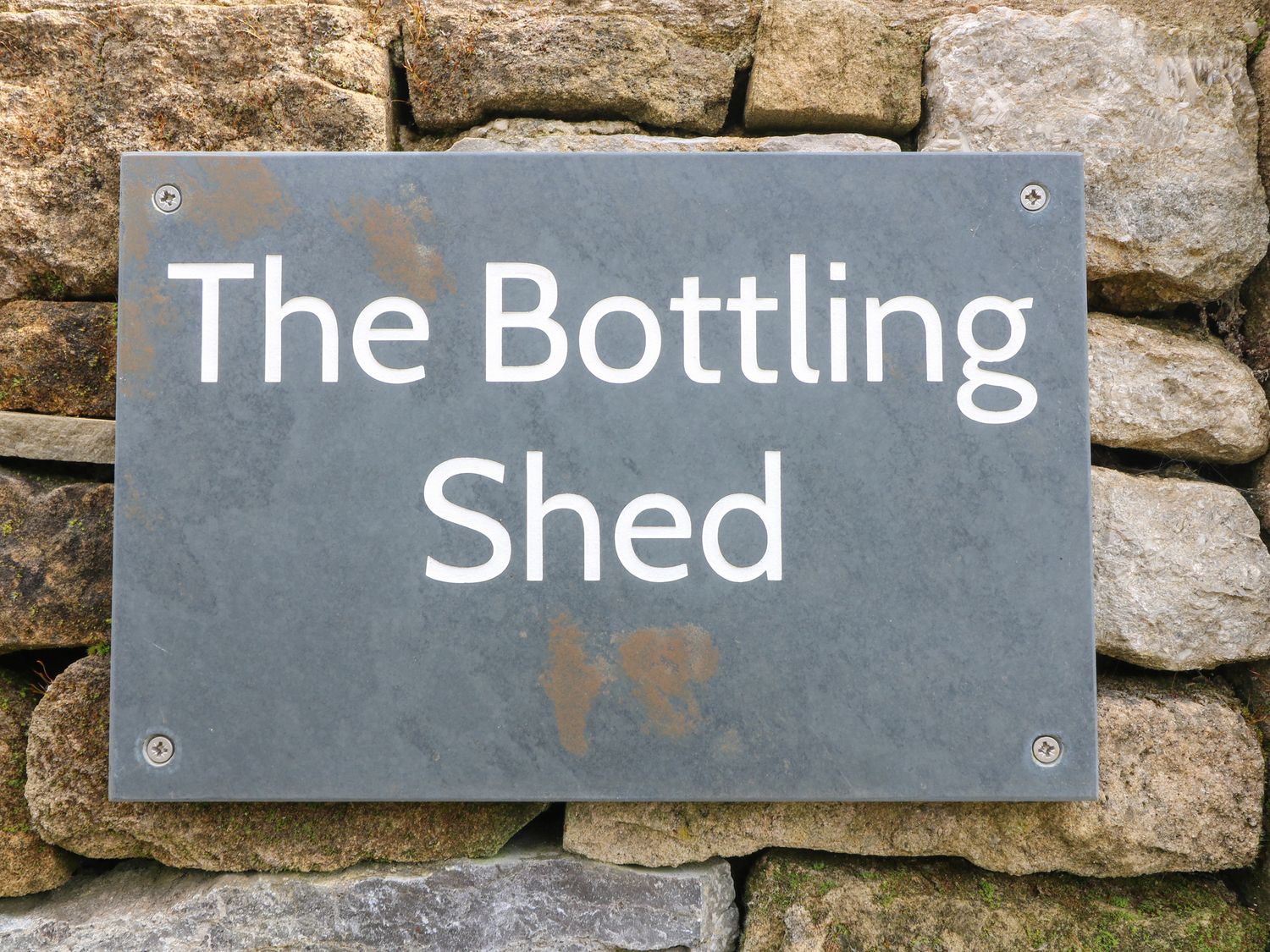 The Bottling Shed, Matlock, Derbyshire. Smart TV. Romantic. Hot tub. By Peak District national park.