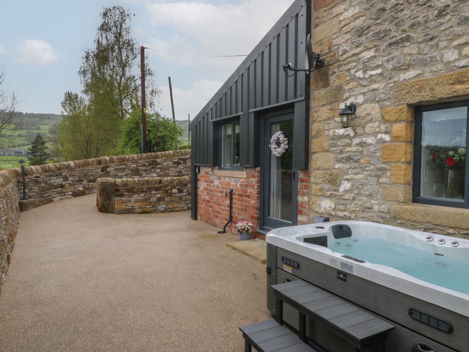 The Bottling Shed, Matlock, Derbyshire. Smart TV. Romantic. Hot tub. By Peak District national park.