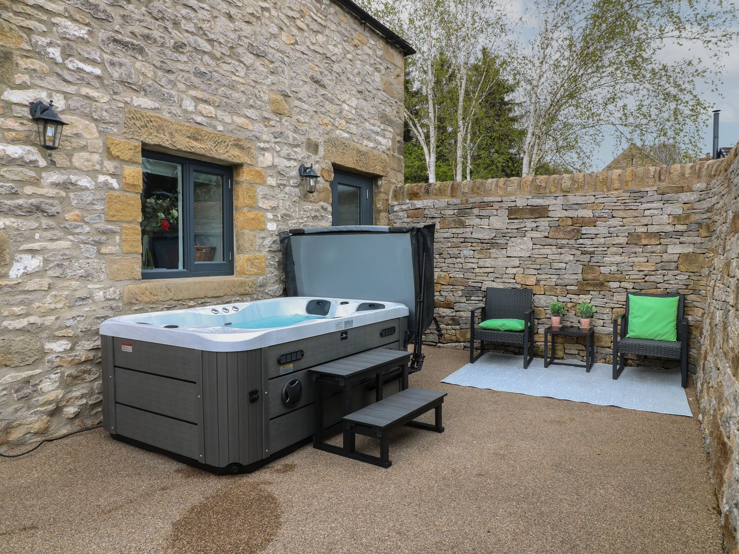 The Bottling Shed, Matlock, Derbyshire. Smart TV. Romantic. Hot tub. By Peak District national park.