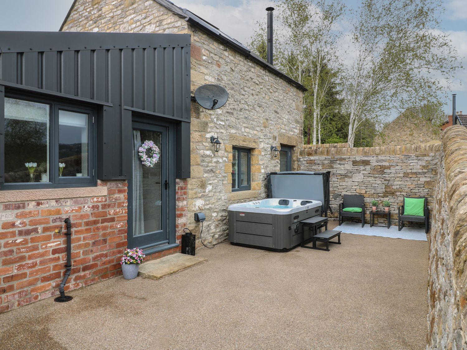 The Bottling Shed, Matlock, Derbyshire. Smart TV. Romantic. Hot tub. By Peak District national park.