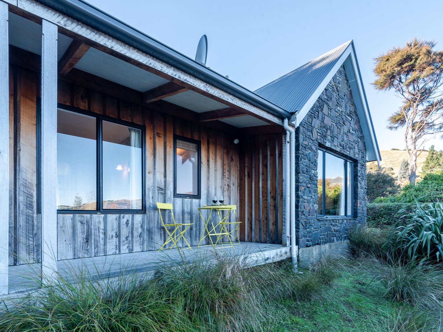 Fantail Cottage with Sea Views - Akaroa Holiday Home -  - 1049147 - photo 1