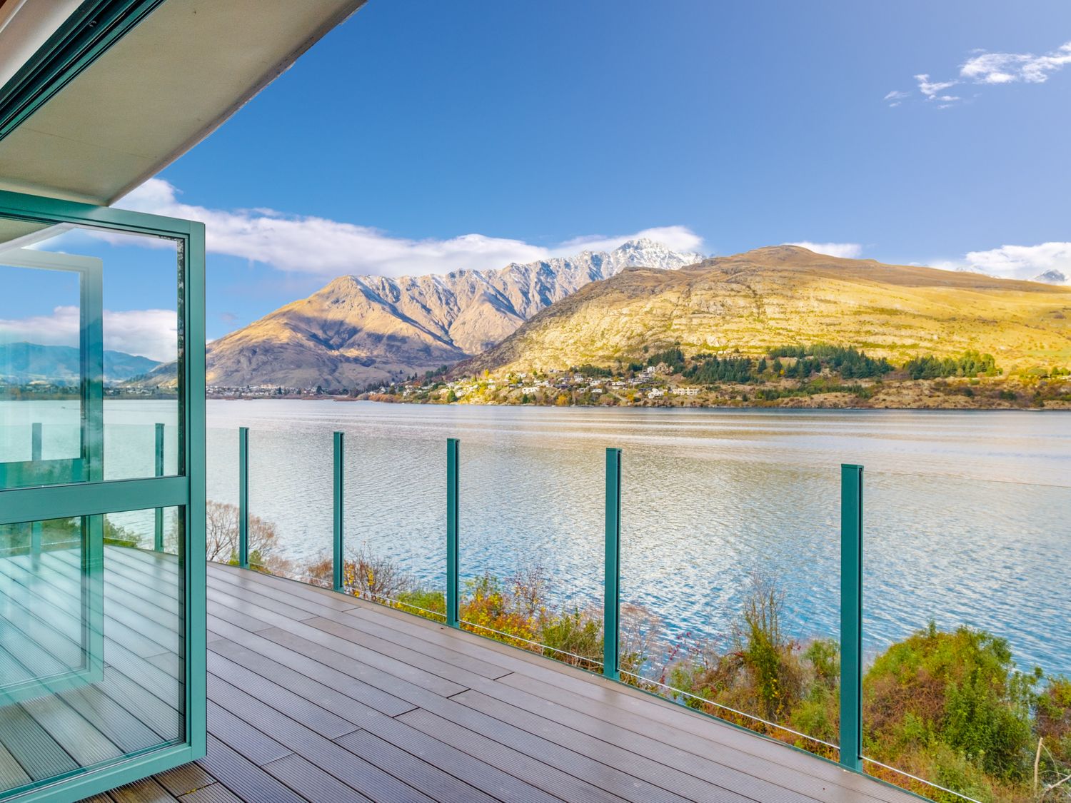 Huge Lakefront Delight - Queenstown Holiday Home -  - 1049845 - photo 1