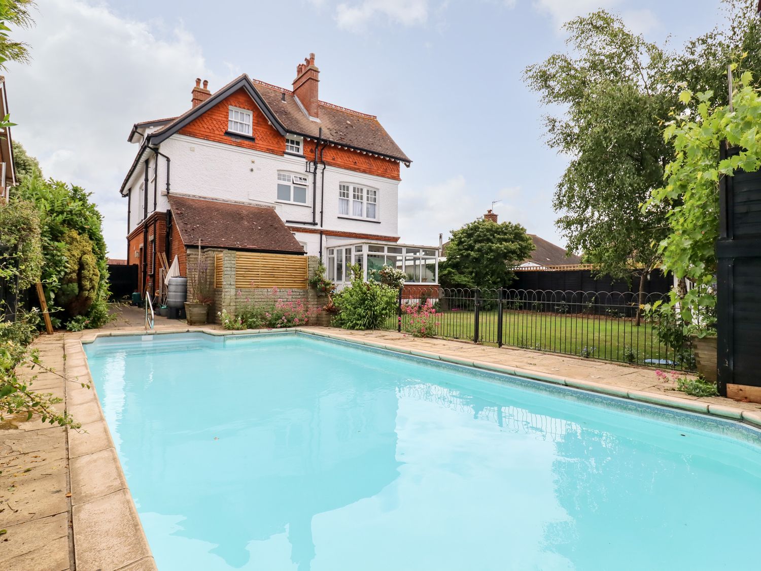 16 Garfield Road, Felixstowe, Suffolk. Swimming pool. Close to shop, pub and beach. Off-road parking