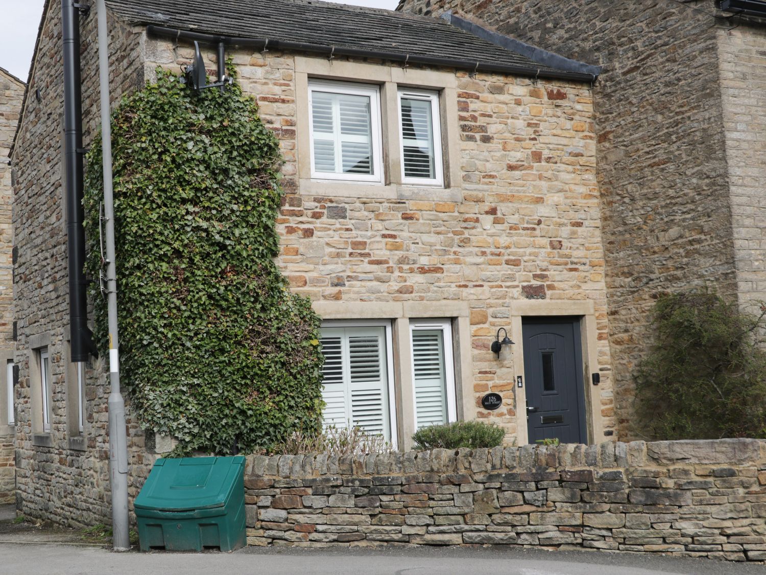 126 Main Street Cononley near Skipton ( Ref 1051683 ) Holiday Cottage in Cononley sleeps 2 - Holiday Accommodation near Yorkshire Dales
