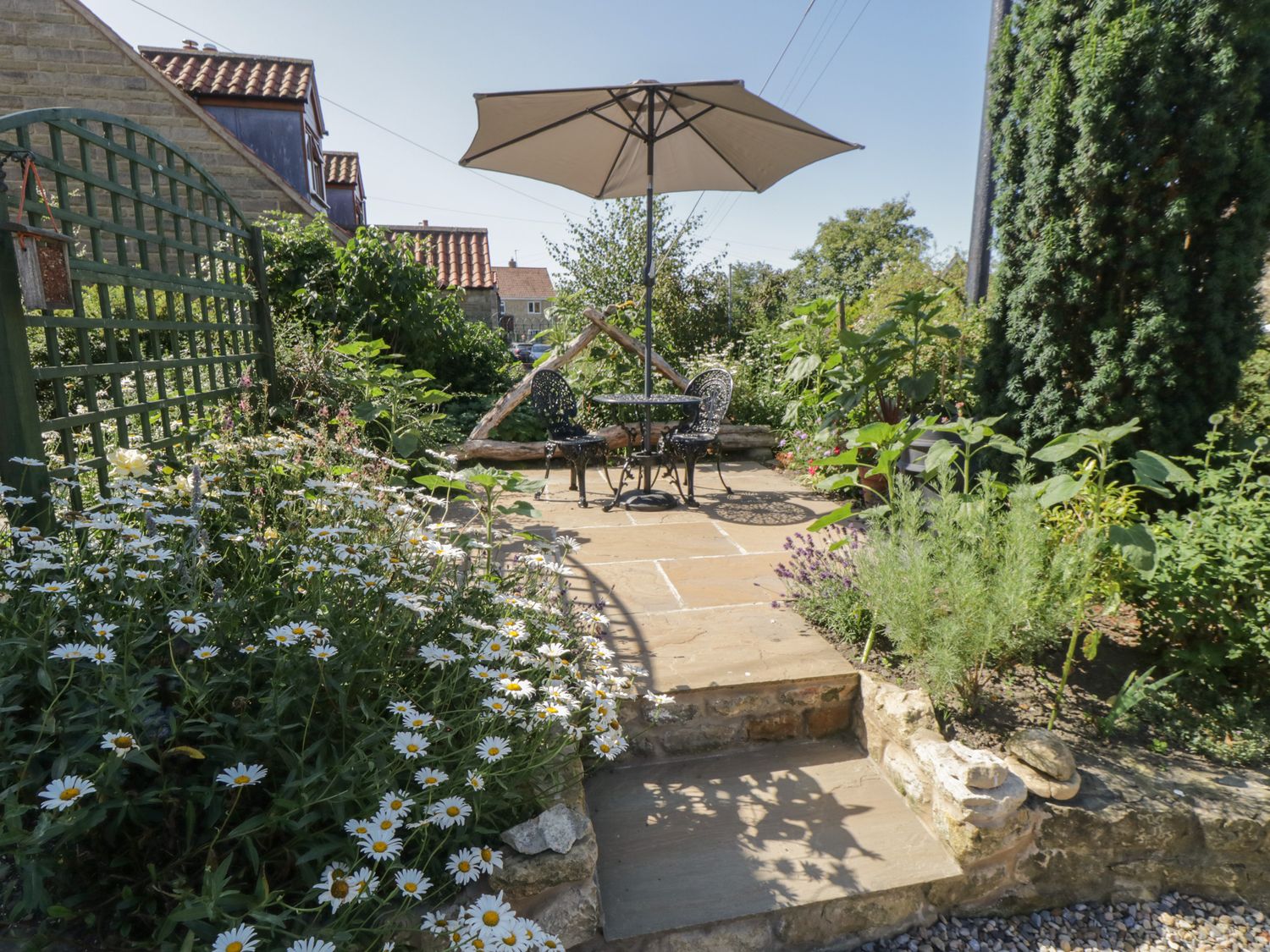 Terraced garden with furniture Yeomans Cottage Allerston ( Ref 1053249 ) Holiday cottage in Allerston for 2 people