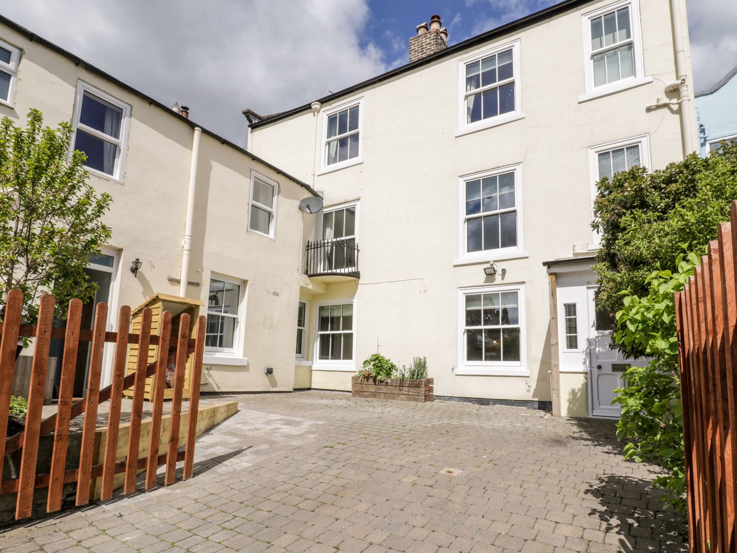 Laurel House Whitby ( Ref 1055175 ) Rent self catering holiday townhouse for 8 guests in Whitby North Yorkshire