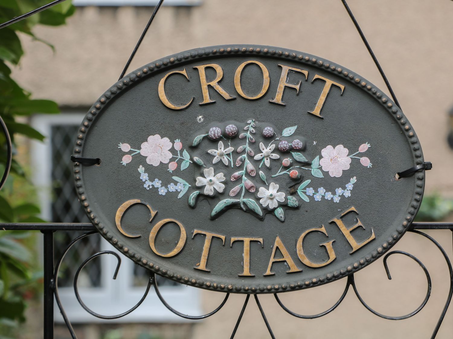 Croft Cottage in Castleton, Derbyshire. Three-bed home in Peak District National Park. Hot tub. Pets