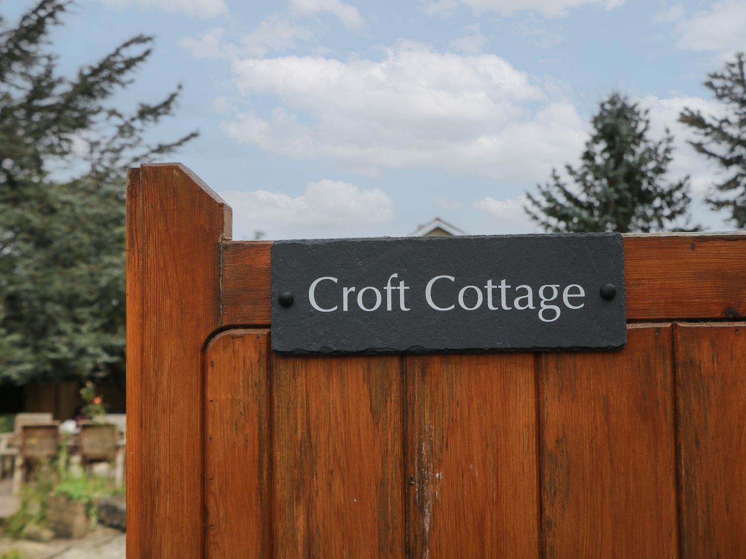 Croft Cottage in Castleton, Derbyshire. Three-bed home in Peak District National Park. Hot tub. Pets