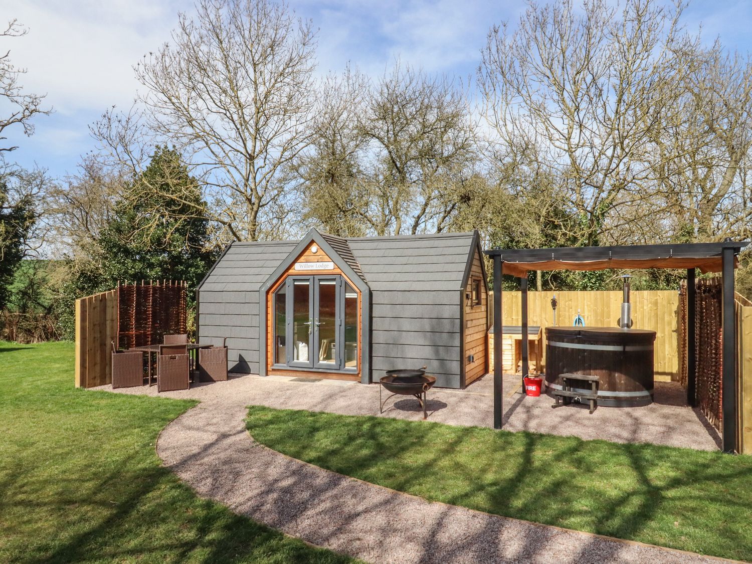 Willow Lodge At Bridge Lake Farm & Fishery Self Catering