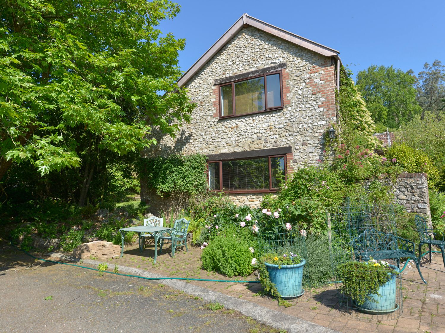 Swallows Nest at Magnolia Lake, Dawlish Holiday Cottage Bird Spot