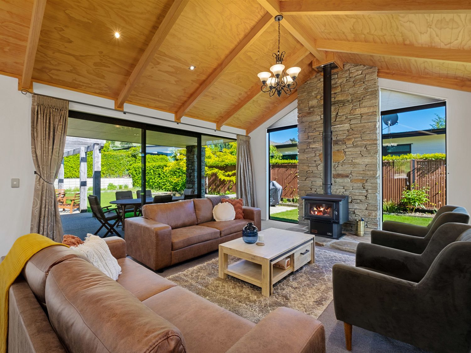 Roys Bay Lodge - Wanaka Holiday Home                     photo 2