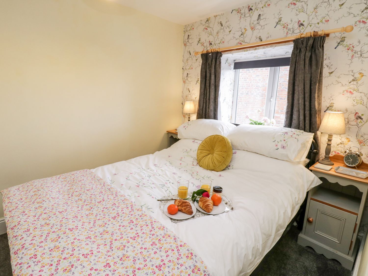 The Lodge Stainsacre double bedroom ( Ref 1062006 ) Rent Stainsacre Holiday Home near Whitby North Yorkshire