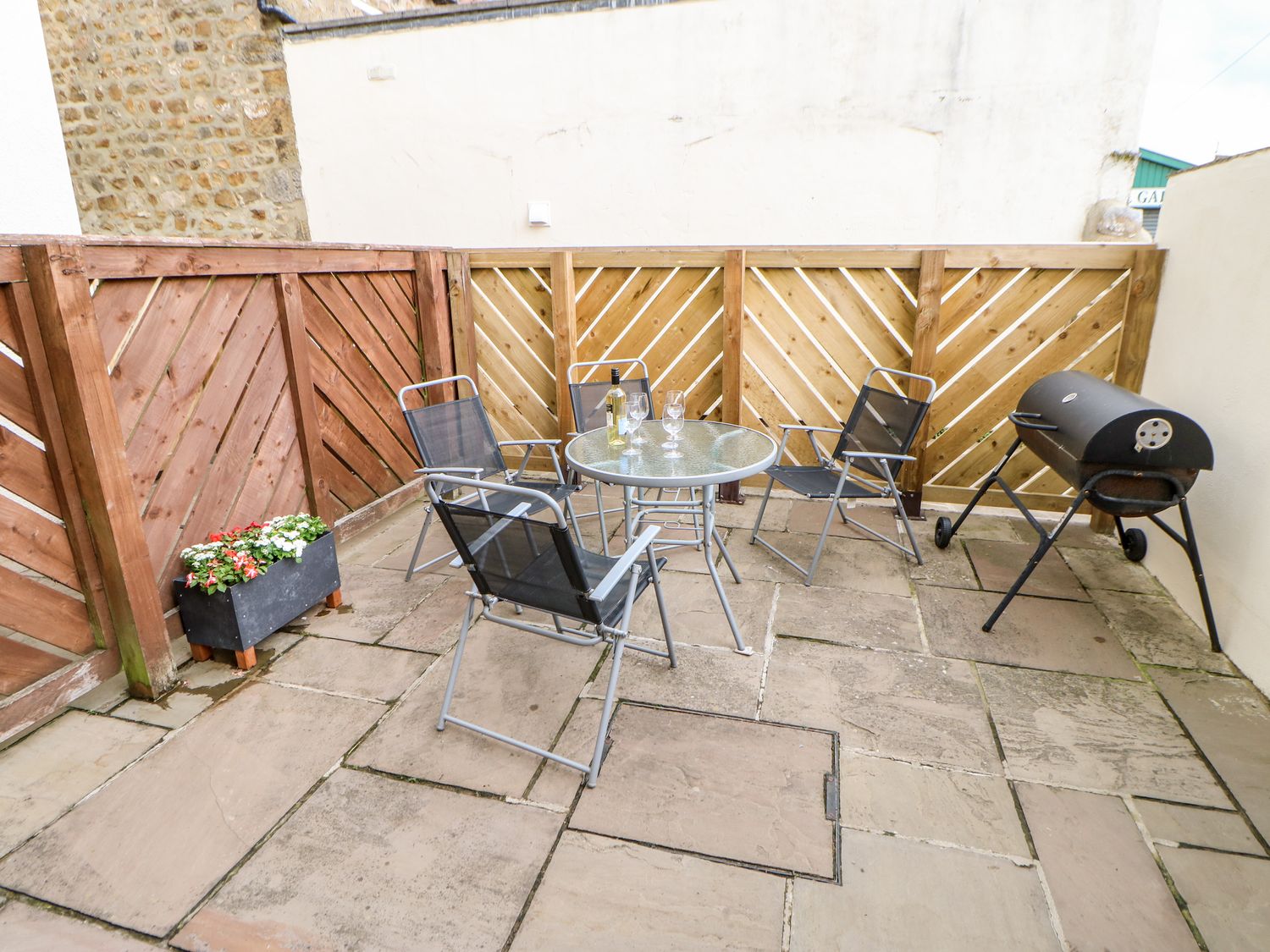Small yard with seating area Gromit Cottage ( Ref 1063816 ) Masham sleeps 4 guests - Self catering accommodation in Masham North Yorkshire