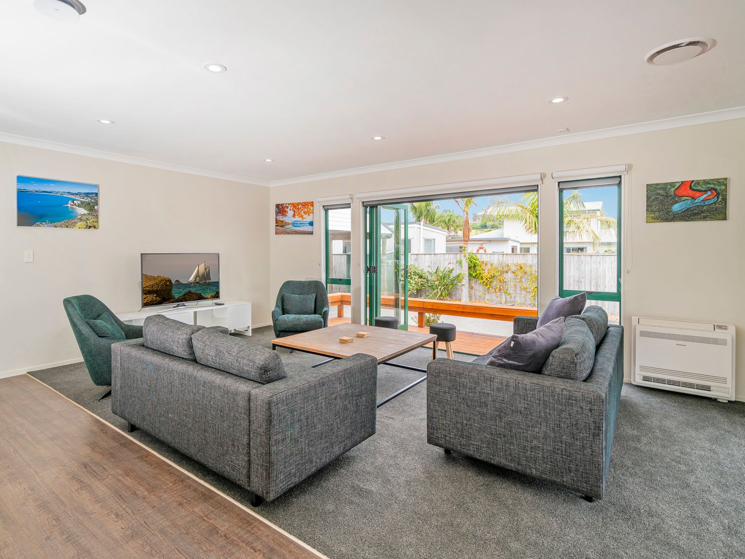The Sunny Bach - Cooks Beach Holiday Home                     photo 2
