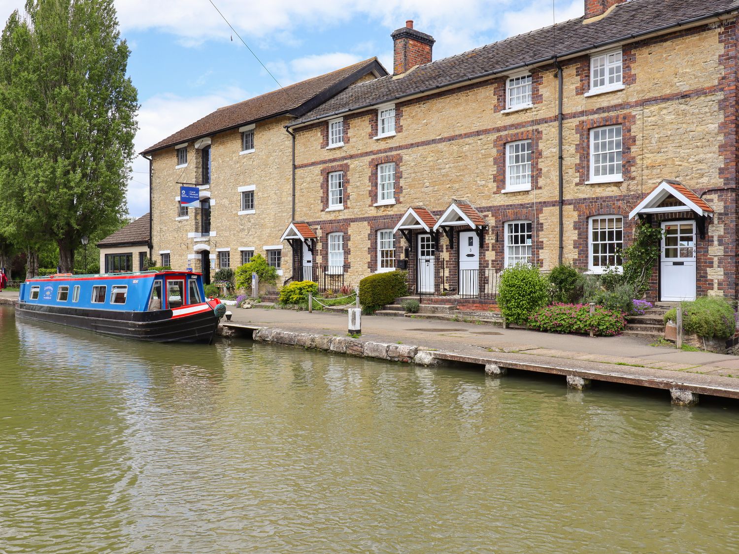 3 Canalside Cottages Roade Stoke Bruerne Peak District Self