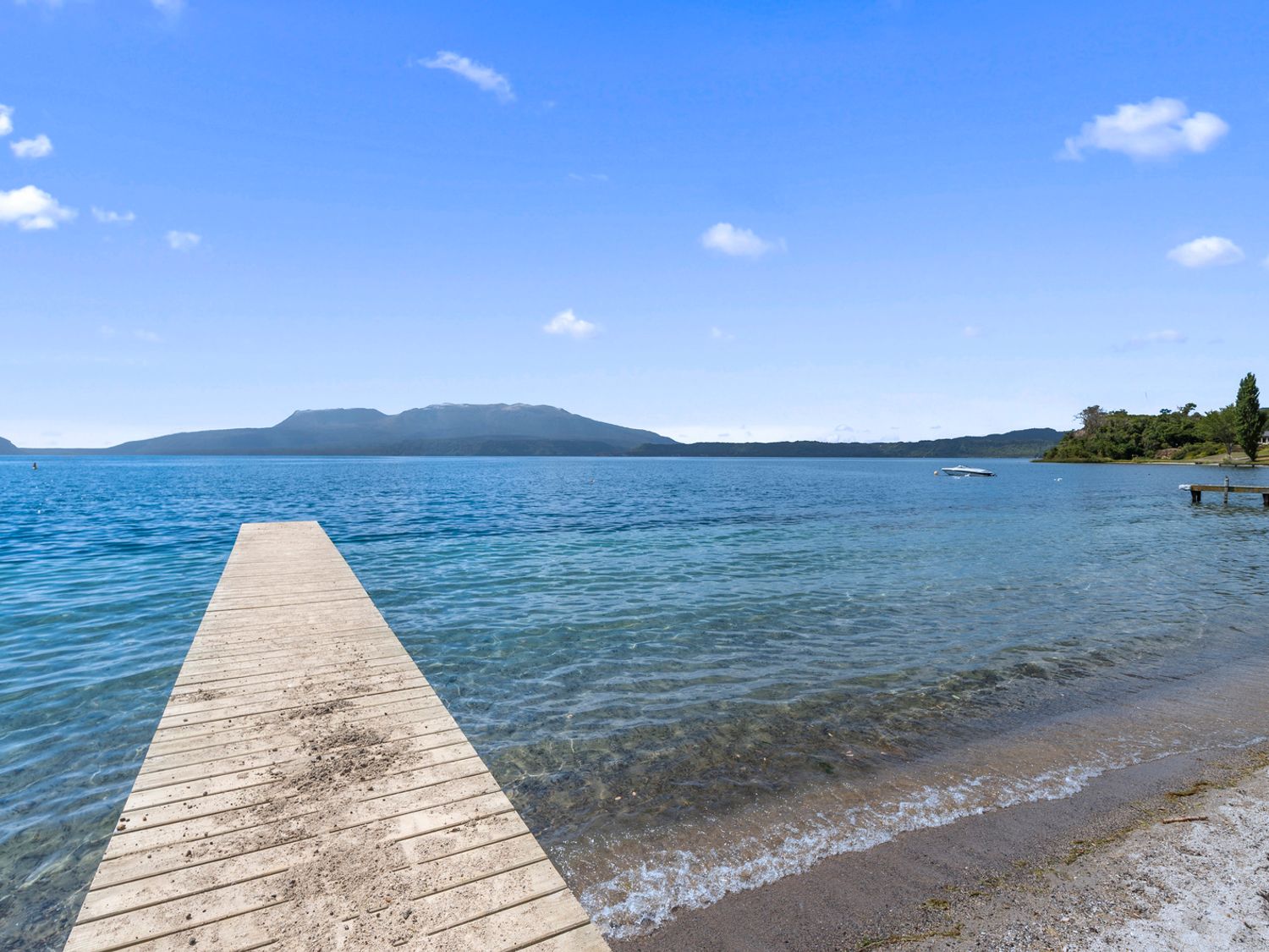 Winstone Cottage - Waterfront Lake Tarawera Home                     photo 28