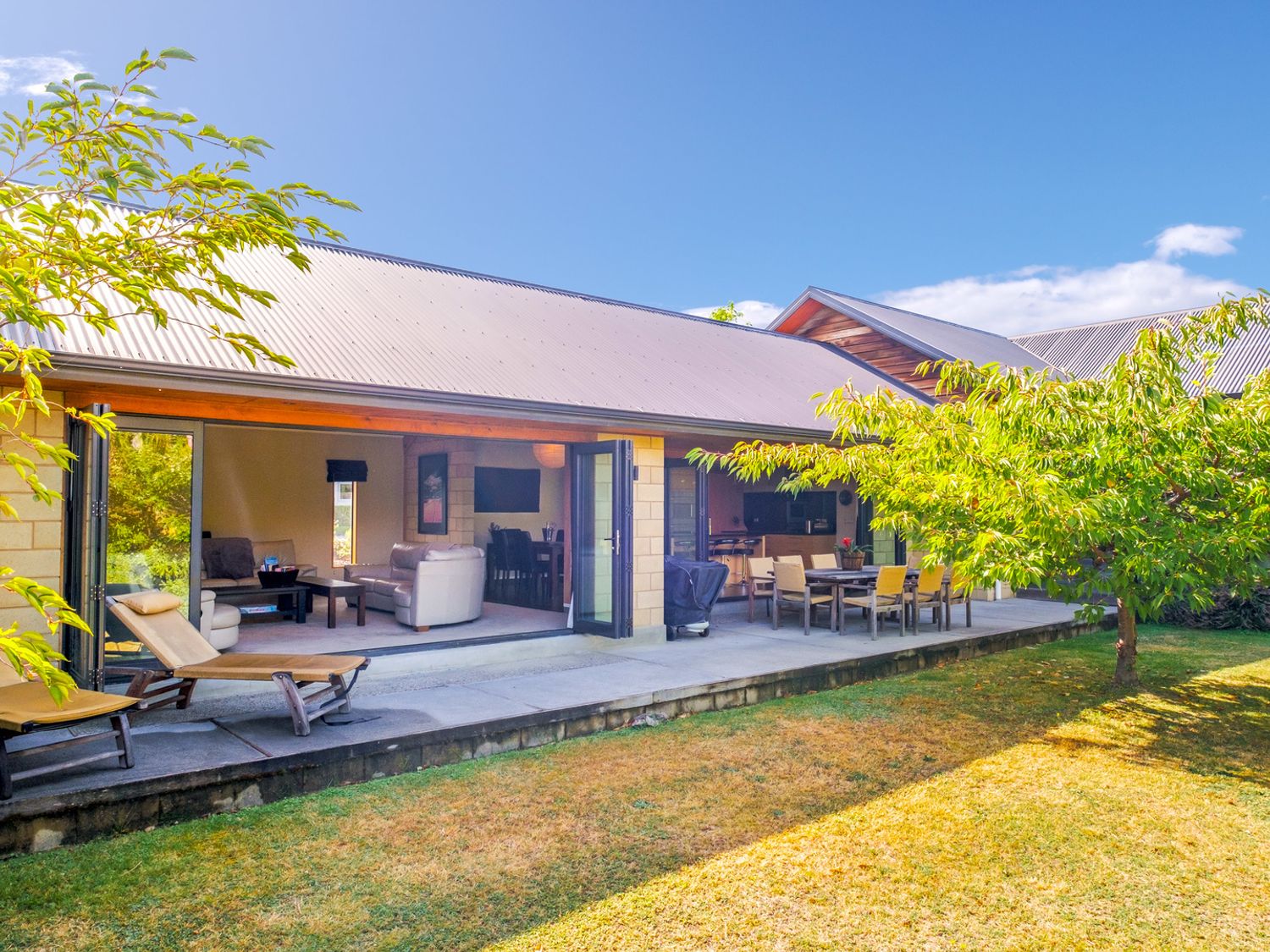 Fit for a King - Wanaka Holiday Home -  - 1066183 - photo 1
