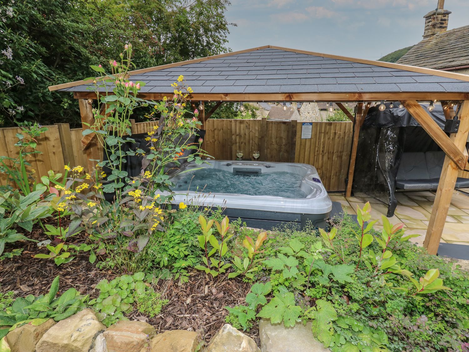 Lydgate Cottage, Eyam, Peak District. Enclosed patio. Hot tub. Pet-friendly. Off-road parking. 2 bed
