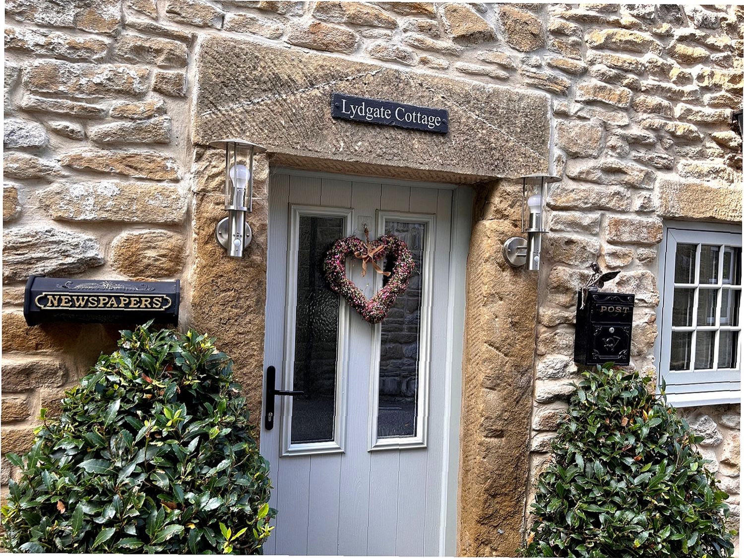 Lydgate Cottage, Eyam, Peak District. Enclosed patio. Hot tub. Pet-friendly. Off-road parking. 2 bed