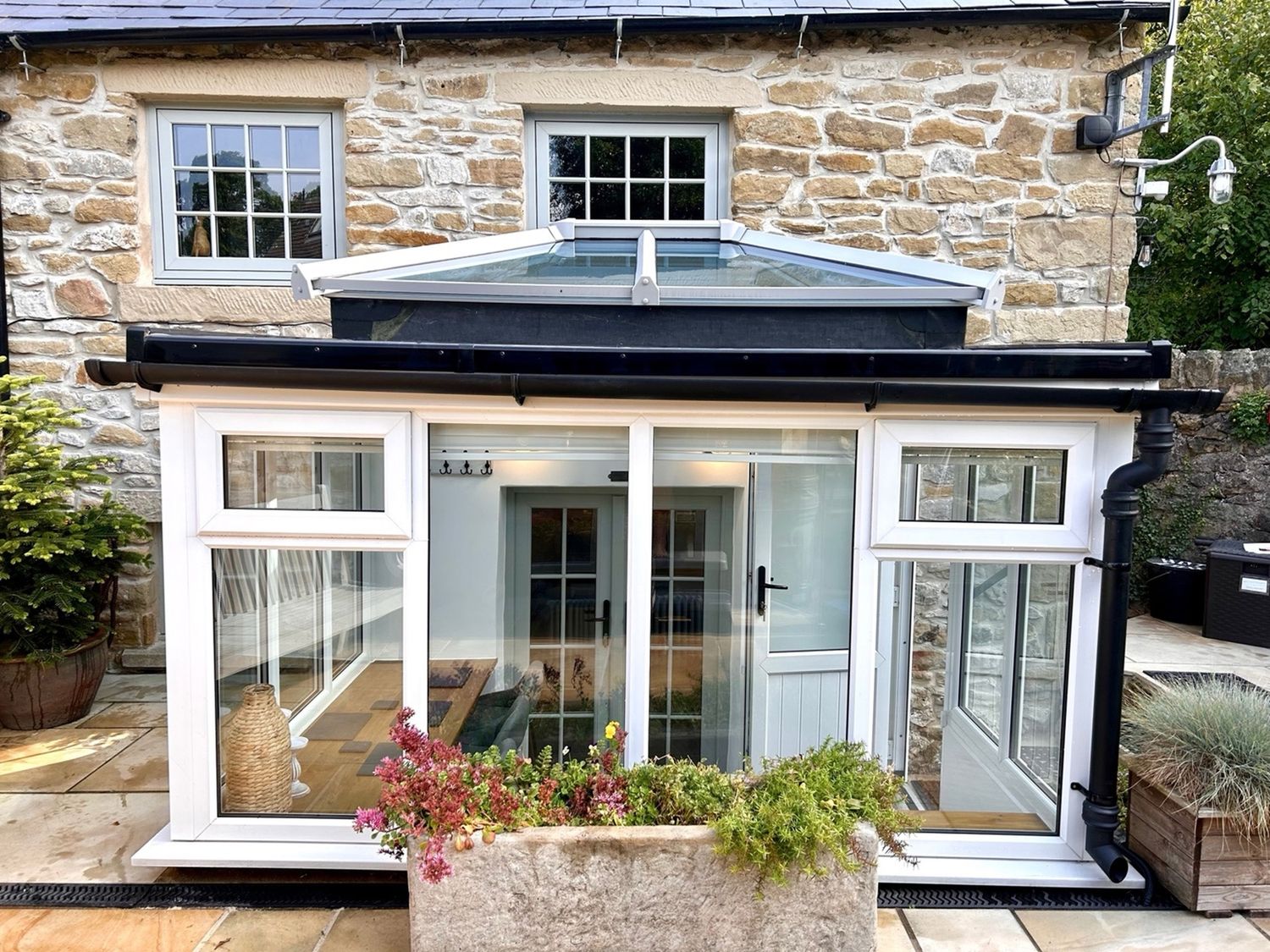 Lydgate Cottage, Eyam, Peak District. Enclosed patio. Hot tub. Pet-friendly. Off-road parking. 2 bed