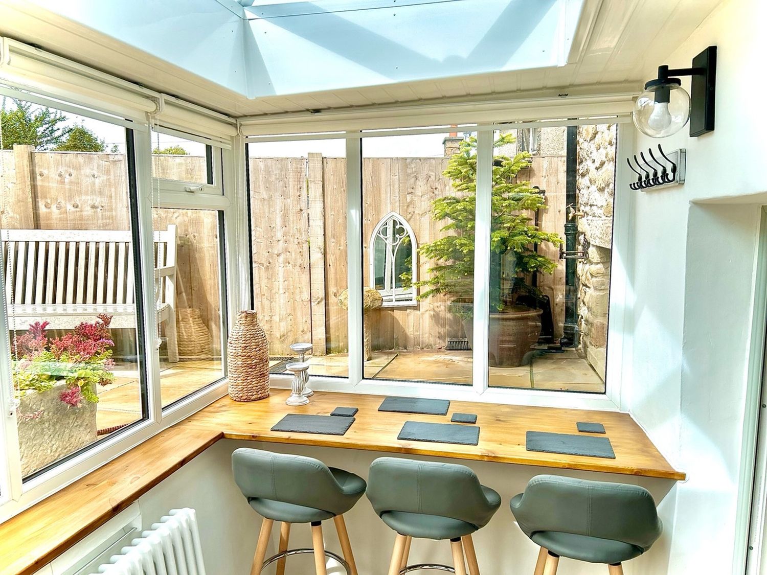 Lydgate Cottage, Eyam, Peak District. Enclosed patio. Hot tub. Pet-friendly. Off-road parking. 2 bed
