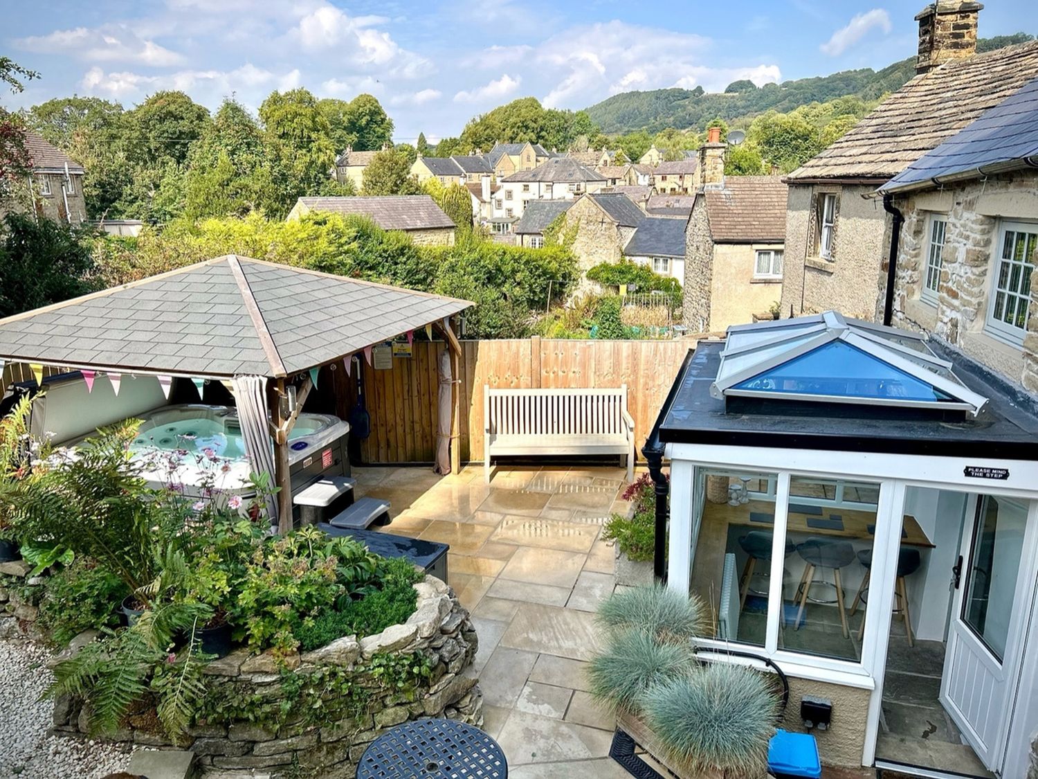 Lydgate Cottage, Eyam, Peak District. Enclosed patio. Hot tub. Pet-friendly. Off-road parking. 2 bed