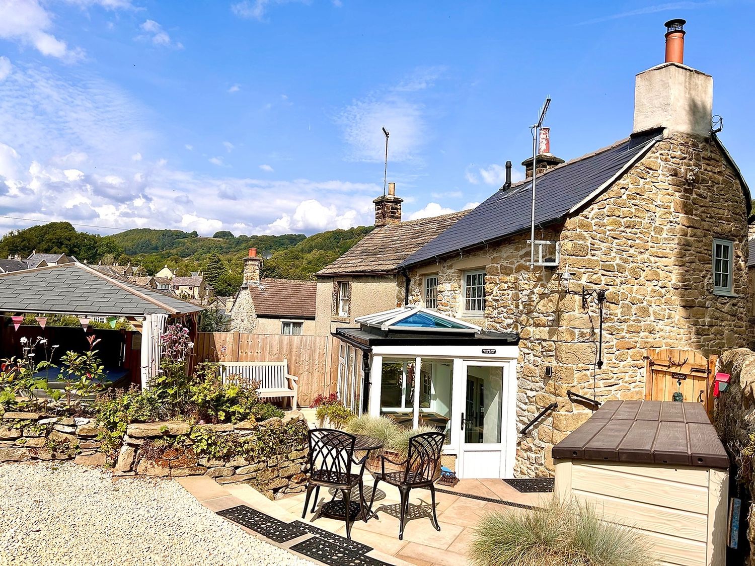 Lydgate Cottage, Eyam, Peak District. Enclosed patio. Hot tub. Pet-friendly. Off-road parking. 2 bed