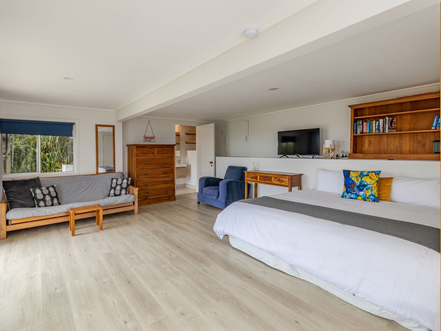 Tapuaetahi Beachfront Studio - Downstairs Unit                     photo 2