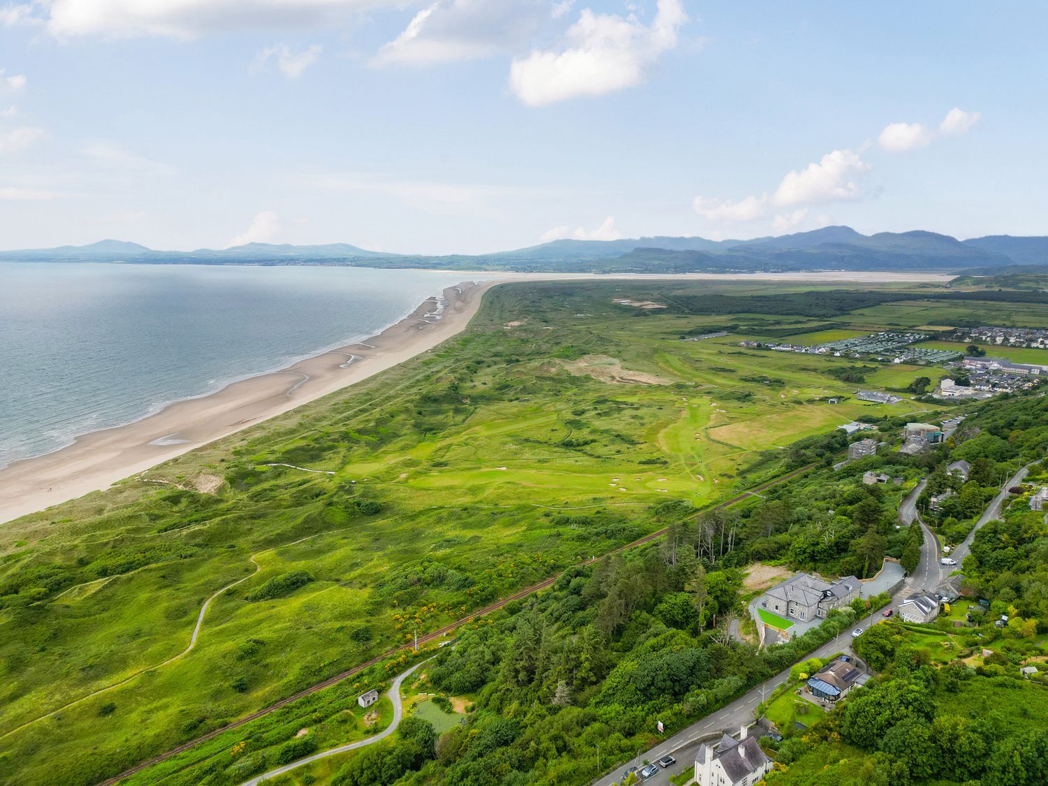 Plas Amherst, Harlech, Gwynedd. In National Park. Close to a beach. Sea views. WiFi. Near castle. TV