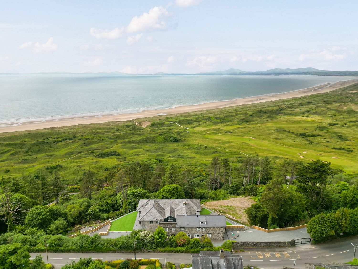 Plas Amherst, Harlech, Gwynedd. In National Park. Close to a beach. Sea views. WiFi. Near castle. TV