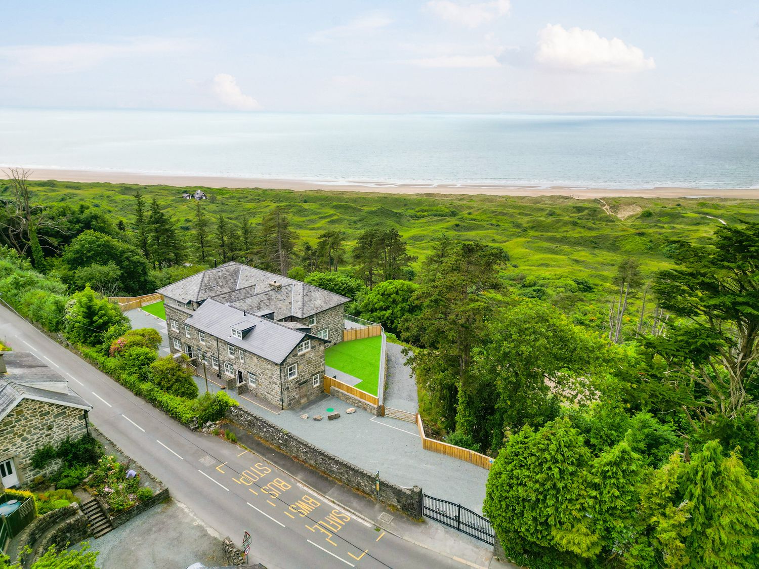 Plas Amherst, Harlech, Gwynedd. In National Park. Close to a beach. Sea views. WiFi. Near castle. TV