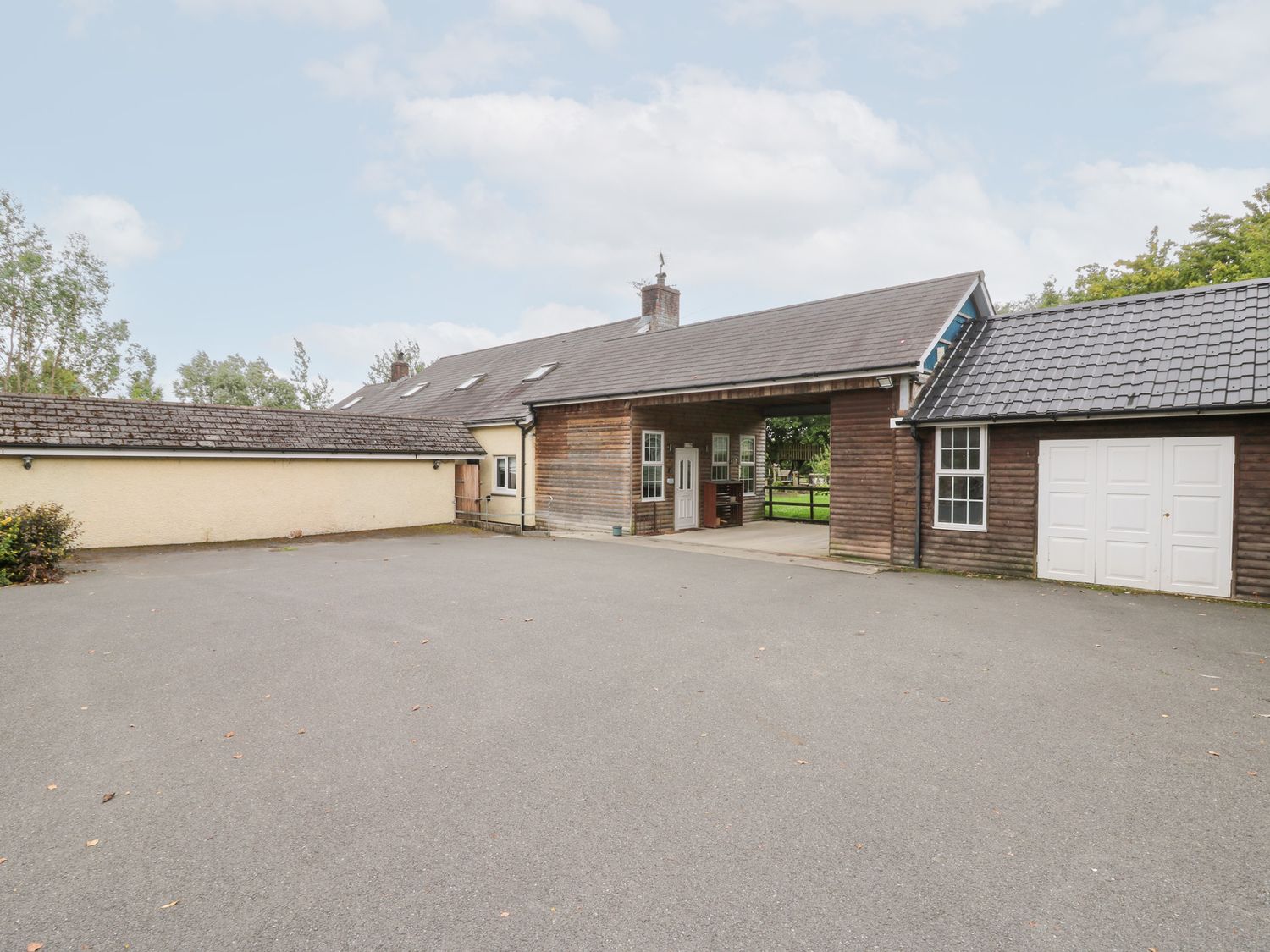 Tynewydd Fields, Cross Inn