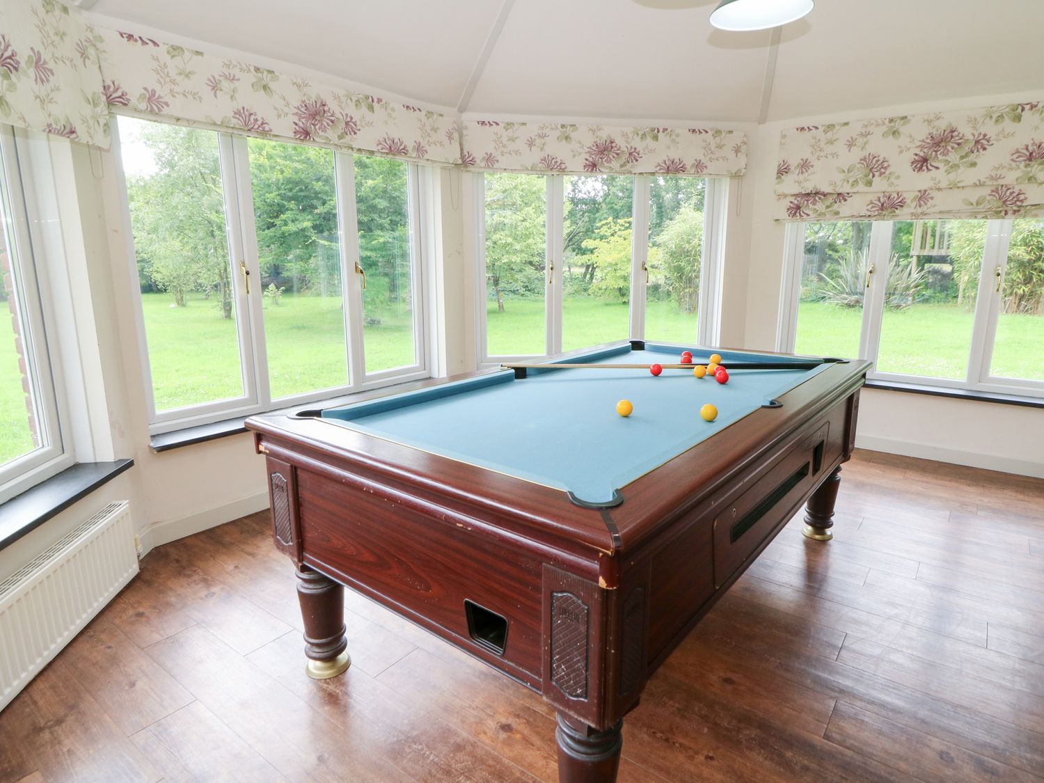 Tynewydd Fields, Cross Inn
