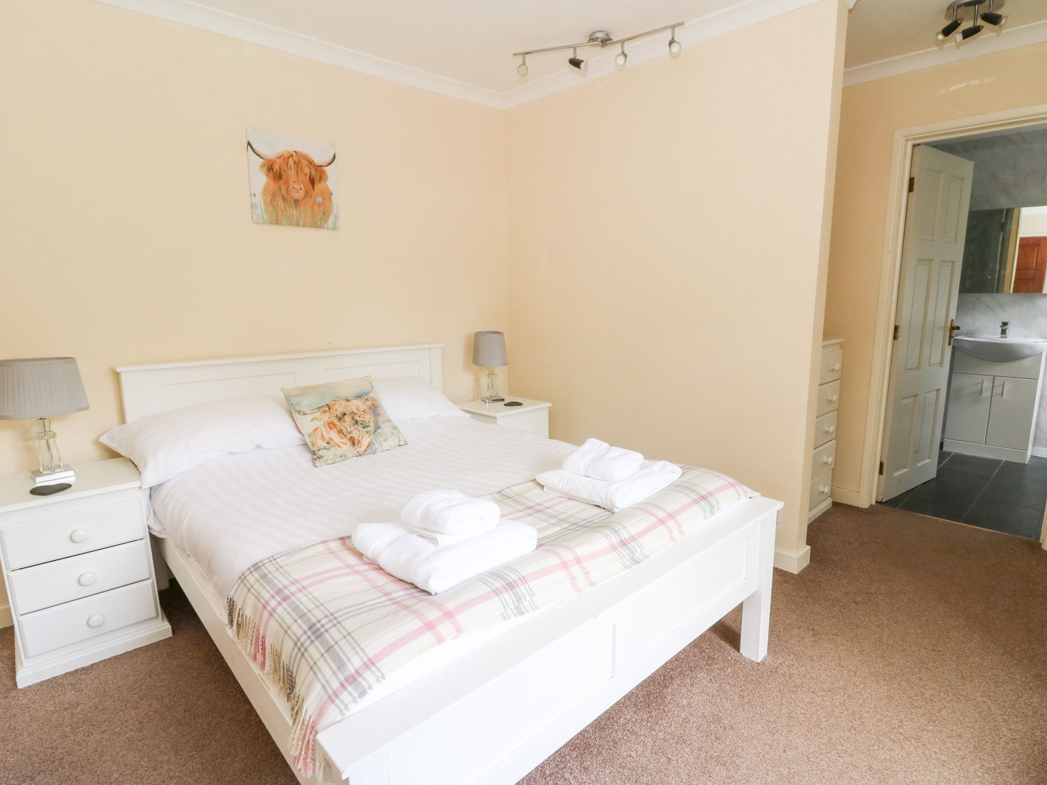 Tynewydd Fields, Cross Inn
