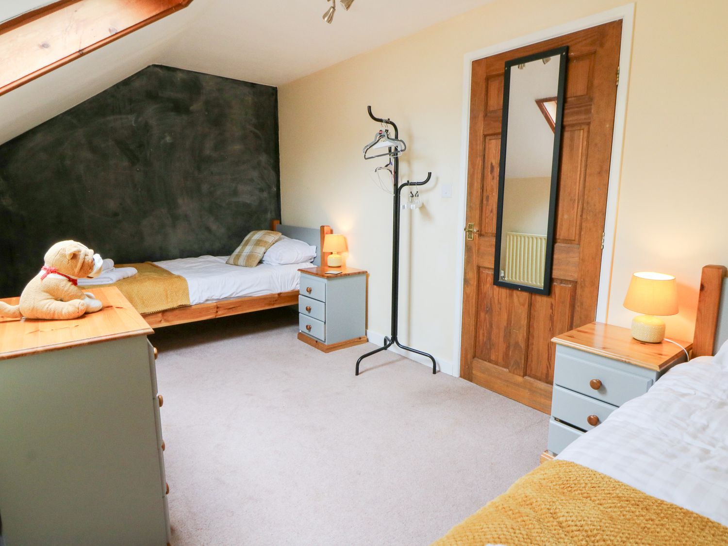 Tynewydd Fields, Cross Inn