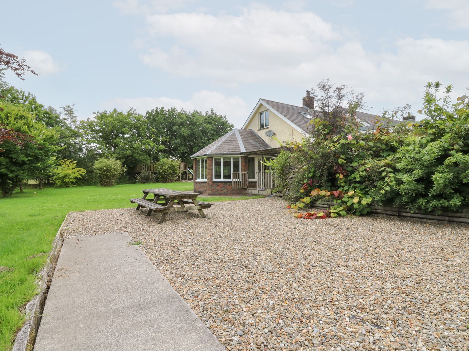 Tynewydd Fields, Cross Inn