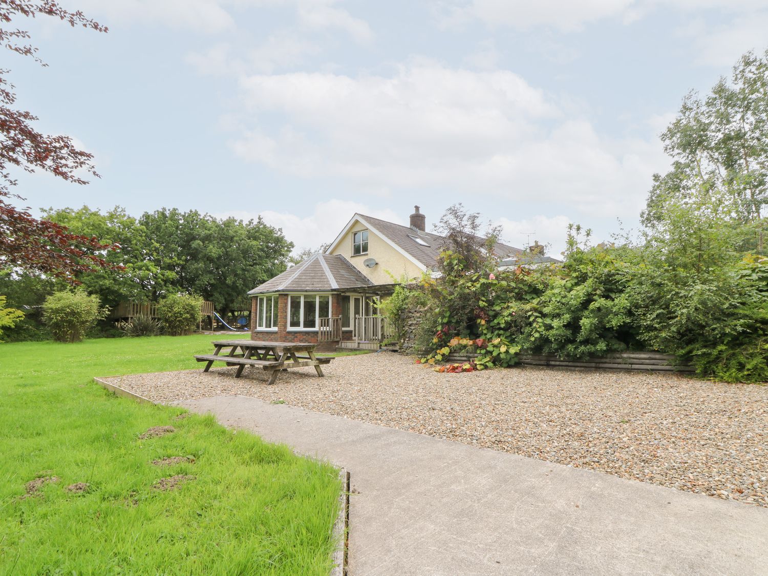 Tynewydd Fields, Cross Inn