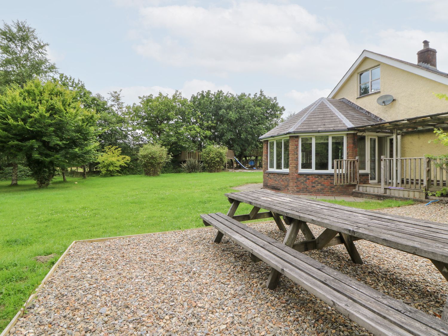 Tynewydd Fields, Cross Inn