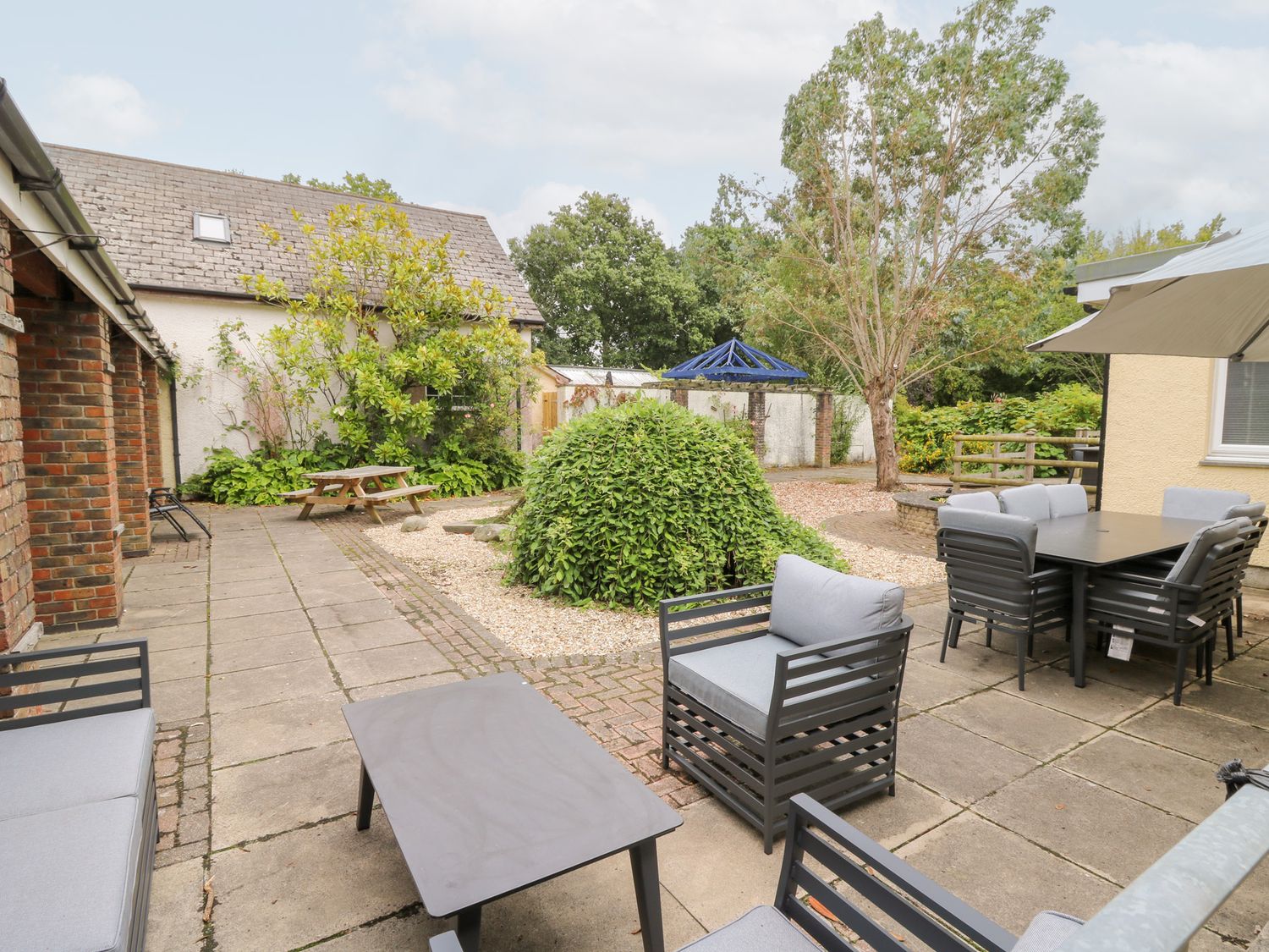 Tynewydd Fields, Cross Inn