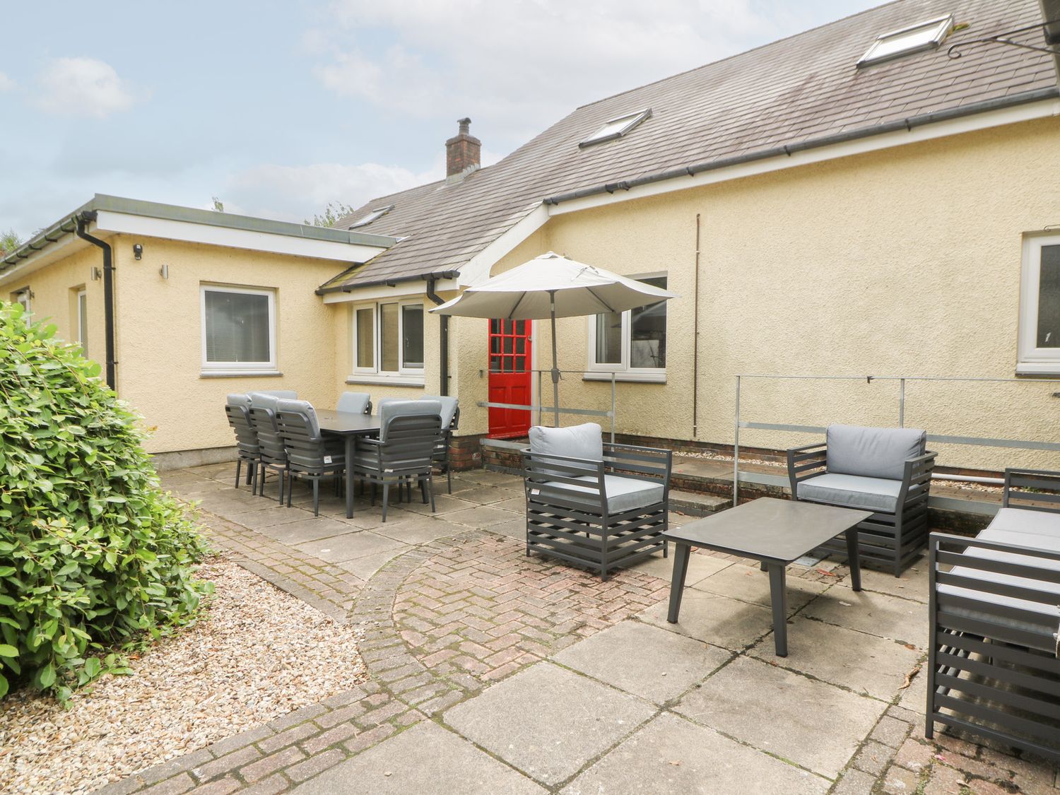 Tynewydd Fields, Cross Inn