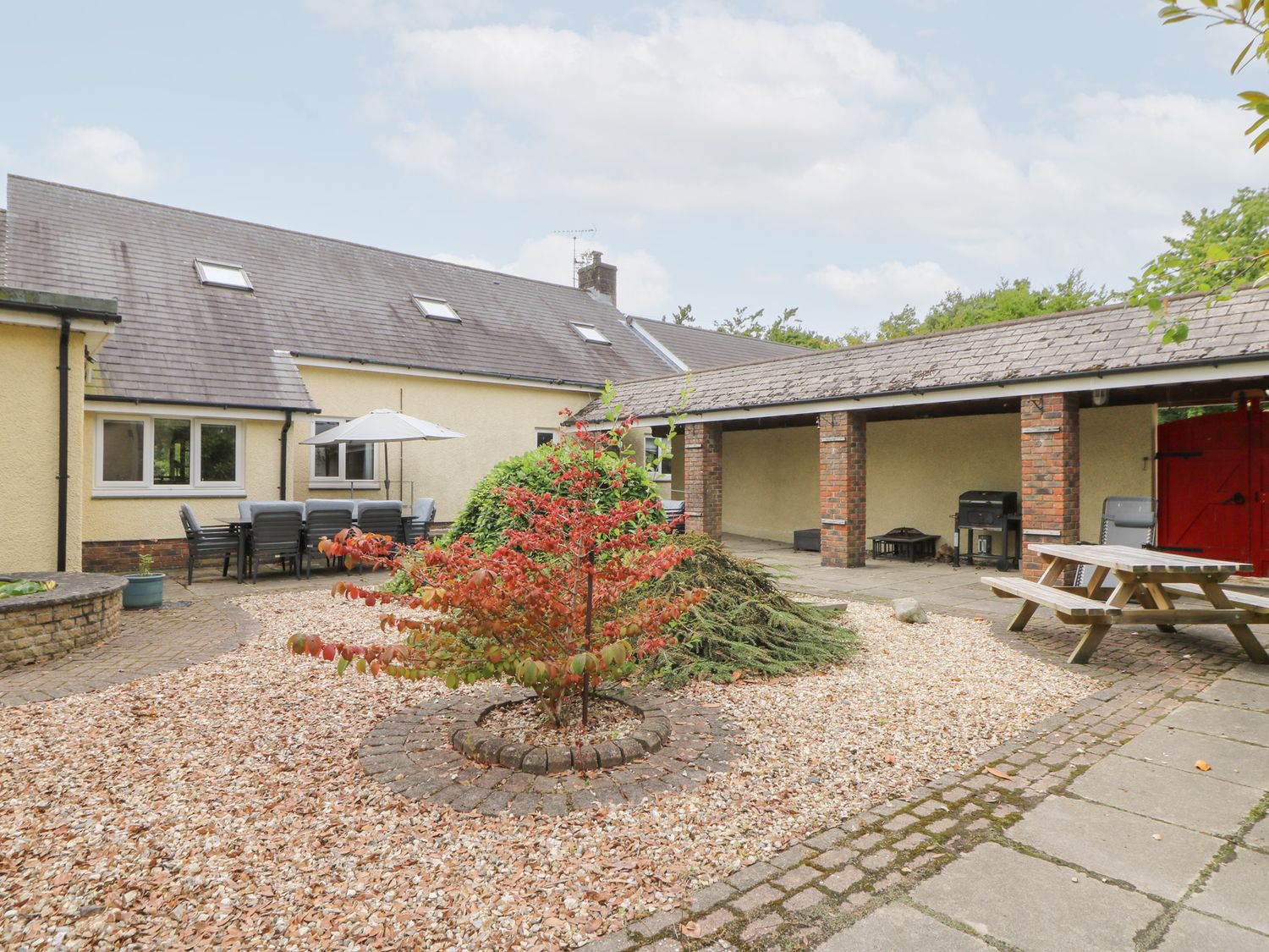 Tynewydd Fields, Cross Inn