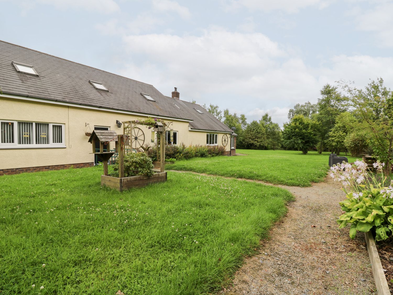 Tynewydd Fields, Cross Inn