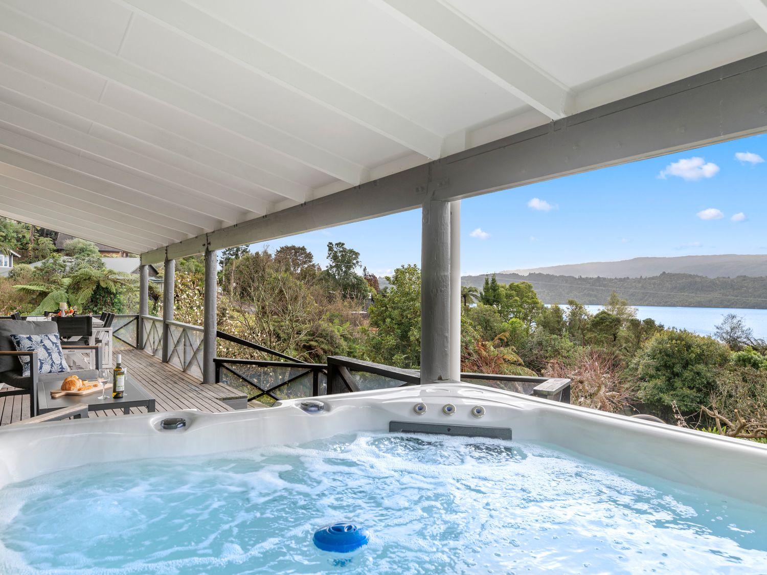 Splendour on Spencer - Lake Tarawera Holiday Home                     photo 2